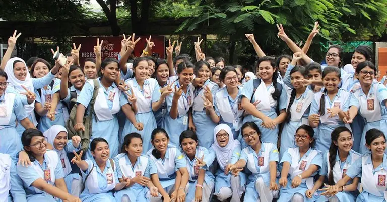 এইচএসসি পরীক্ষার ফলাফলে উচ্ছ্বসিত শিক্ষার্থীরা